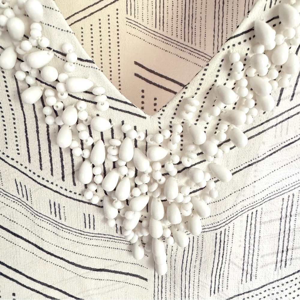 Banana Republic White Silk Blouse Navy Pattern Beaded V-Neck Size Medium - Picture 12 of 15